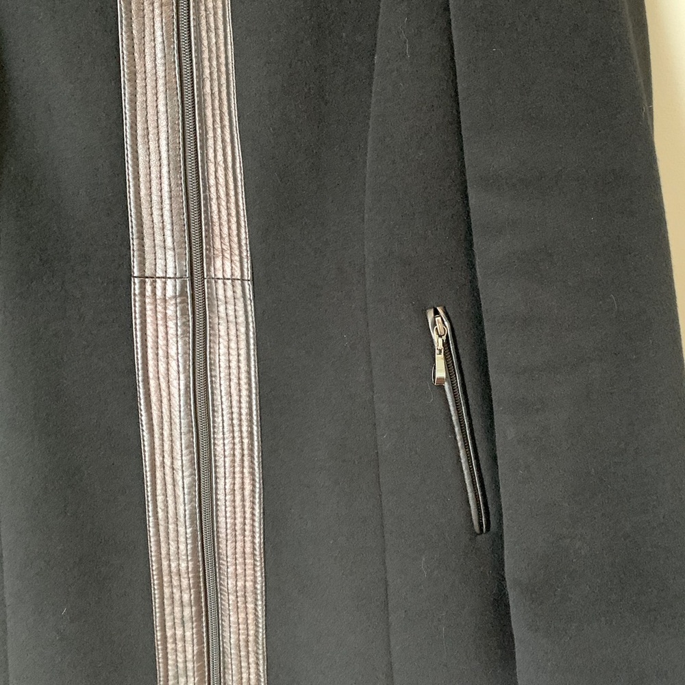 Raffinati long black wool coat with leather trim - Picture 7 of 15
